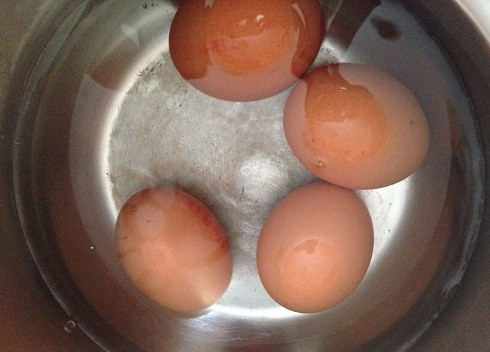 1. Этап. Крабовый салат обычный: Отвариваем яйца.