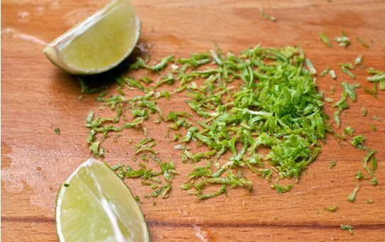 1. Этап. Варенье из лайма: Теркой снимаем с лайма цедру.