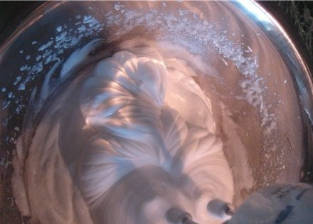 1. Этап. Воздушное бисквитное тесто: Продолжая взбивать, добавляем по столовой ложке сахар. Взбиваем минуту-полторы, добавляем еще сахар, и так до конца. После того, как высыпали последнюю порцию сахара, взбиваем еще минут 5. Должна получиться пышная масса, которая хорошо держит форму и не опадает.