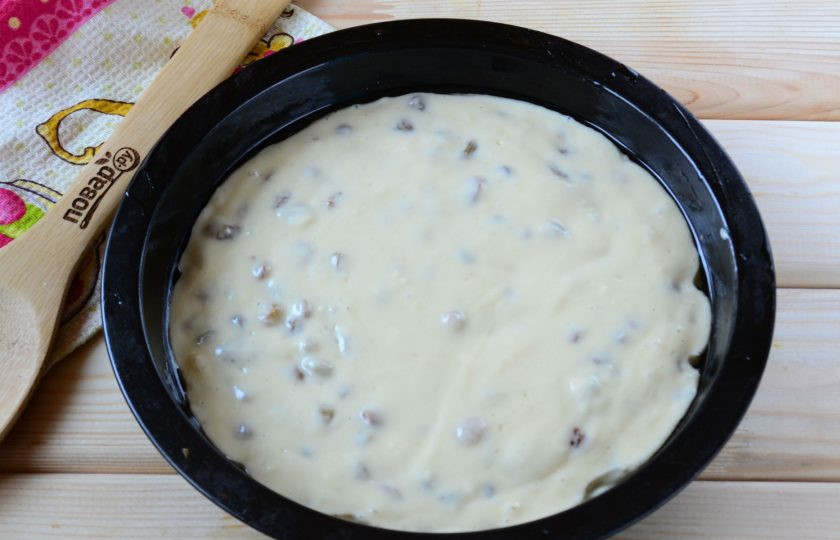 1. Этап. Торт Министерский: Сразу же переложите тесто в форму для выпечки диаметром 22 см. Выпекайте в духовке при температуре 180 градусов 20 минут.