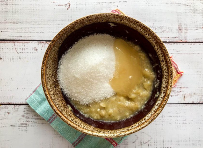 1. Этап. Банановые пряники: Всыпьте сахар, добавьте мед и хорошо перемешайте.