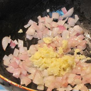 1. Этап. Мини-баклажаны: Далее добавляем имбирь и 2 зубчика чеснока. Как альтернатива, можно использовать готовую смесь имбиря и чеснока.