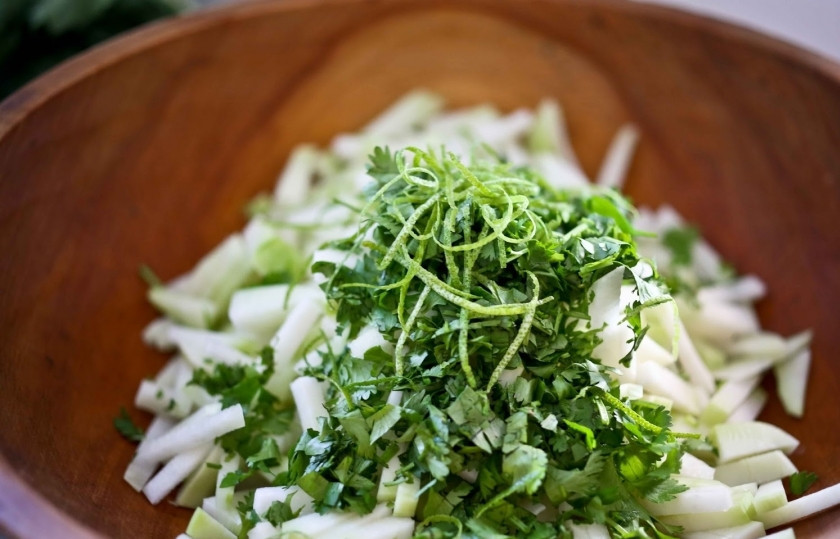 1. Этап. Салат с кольраби и зеленью: Смешайте кинзу, кольраби и цедру лайма.