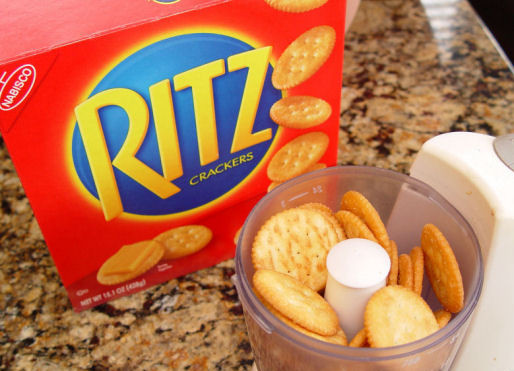 1. Этап. Курица под белым соусом: 1. Подготовим ингредиенты. Курицу нарежем порционно и чуть отобьем молотком со всех сторон. Крекер измельчим в блендере до состояния крошки. Сыр трем на терке.