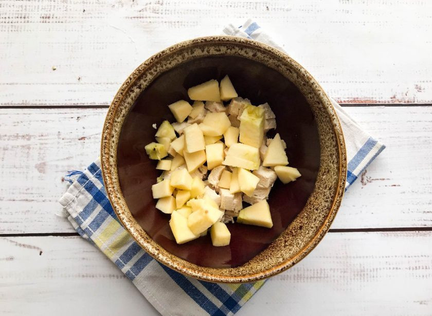 1. Этап. Салат из курицы с черносливом и апельсином: Яблоко очистите от шкурки, удалите сердцевину и нарежьте.