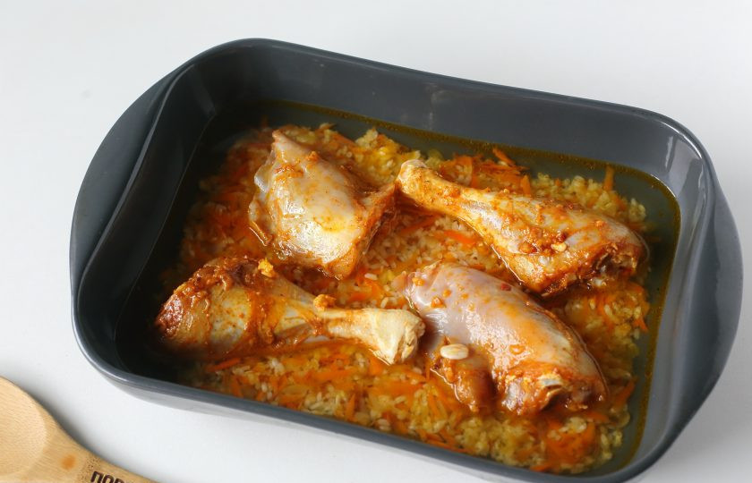 1. Этап. Курица на рисовой подушке: Залейте все водой или любым горячим бульоном. Запекайте в духовке накрыв фольгой при температуре 180 градусов около 40 минут. За несколько минут можно фольгу убрать и дать курице подрумяниться.