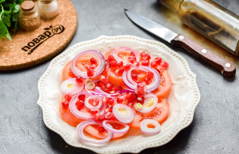 1. Этап. Салат Бакинский с гранатом: Почистите гранат, выложите зерна поверх помидоров и лука.