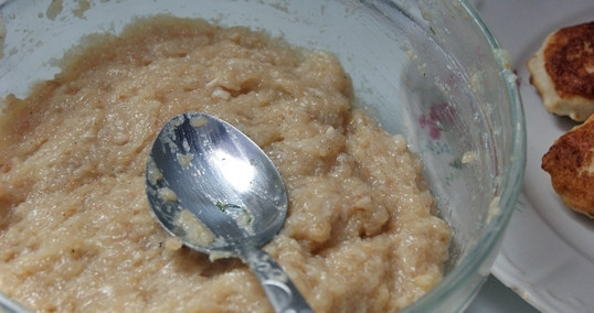 1. Этап. Котлеты с начинкой: Теперь в отдельную посуду выкладываем фарш, добавляем предварительно замоченный и отжатый батон, измельченный лук и чеснок, яйцо. Солим и приправляем перцем, тщательно все перемешиваем до однородности.