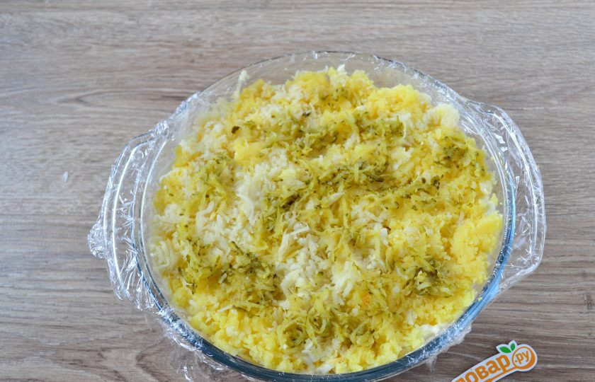 1. Этап. Салат Грибная поляна: Картофель натрите на мелкой терке, на такой же терке натрите соленые огурцы. Выложите их последними слоями и смажьте майонезом.