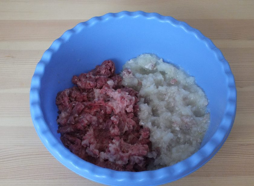 1. Этап. Бурма с мясом в духовке: Сделайте фарш. Пропустите мясо и лук через мясорубку со средней решёткой.