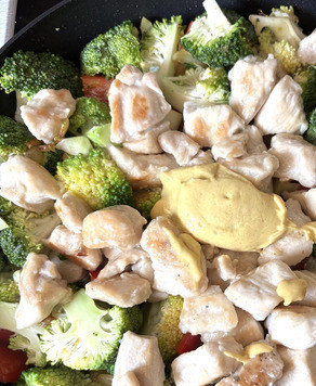 1. Этап. Куриная грудка с брокколи и перцем: Вернуть мясо в сковородку, посолить и поперчить, добавить ст. ложку горчицы, перемешать.