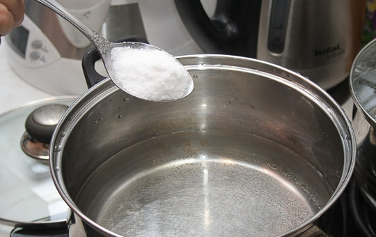 1. Этап. Квашеный чеснок: Кастрюлю с водой ставим на огонь. Как только вскипит — засыпаем соль, размешиваем до полного растворения. Охлаждаем.