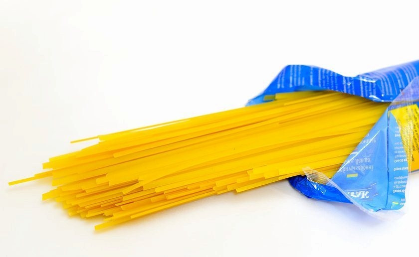 1. Этап. Фетучини с кроликом: 1. Подготовьте лапшу, сварите ее в кипящей подсоленной воде 6-8 минут.