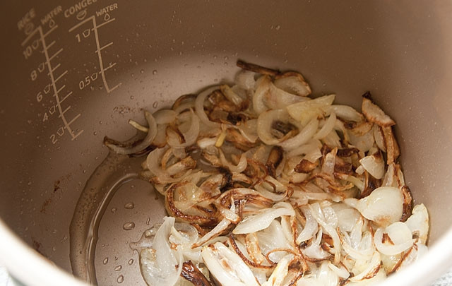 1. Этап. Печень индейки в мультиварке: 3. Очистите луковицу, нарежьте её полукольцами или кубиками. В чашу налейте немного масла и включите на режим 