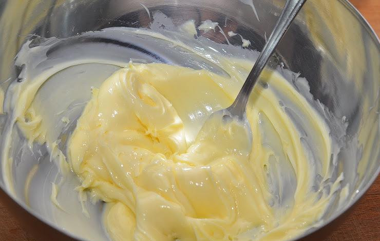 1. Этап. Шоколадно-масляный крем для тортов: Сливочное масло взбиваем до воздушности.