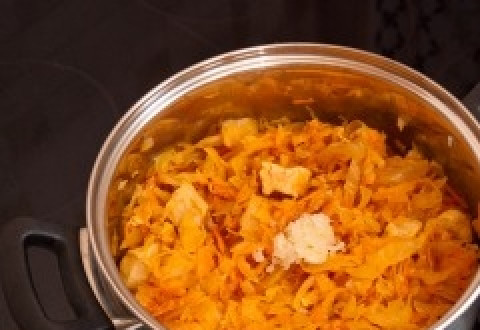1. Этап. Капуста кислая, тушенная с мясом: Накройте кастрюльку крышкой, а когда содержимое закипит, убавьте огонь до минимума и тушите сорок пять минут. В самом конце приготовления положите к капусте с мясом выдавленный через пресс чеснок. Это придаст блюду очень соблазнительный аромат.