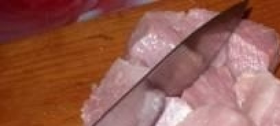 1. Этап. Правильный шашлык: Мясо помыть и нарезать на куски минимум 4х4х4 см.