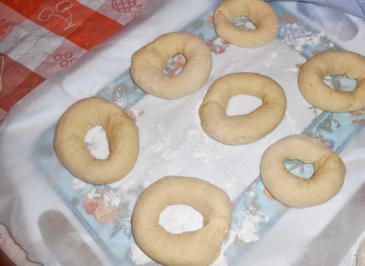 1. Этап. Картофельные пончики: 6. Заготовки оставьте в теплом месте на кухне на 1 час, пока они не увеличатся вдвое.