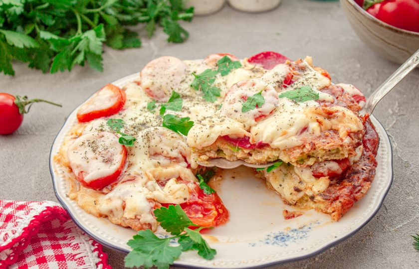 1. Этап. Пицца из кабачков без муки на сковороде: Нарежьте пиццу на кусочки и подавайте к столу. Приятного аппетита!