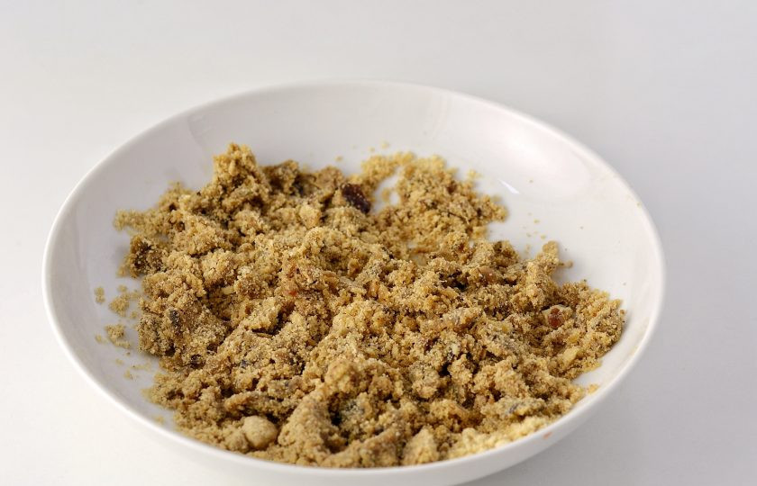 1. Этап. Конфеты из фиников: Соедините ингредиенты до однородной липкой массы.