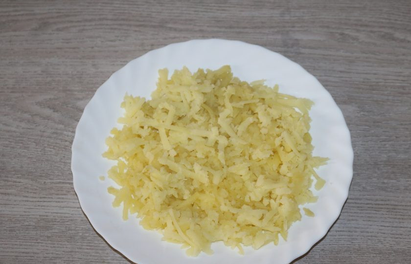 1. Этап. Салат Карнавал: Салат выкладывайте слоями, каждый слой слегка смазывайте майонезом. 1 слой - натёртый на крупной тёрке картофель.