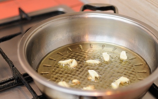 1. Этап. Сазан на сковороде: 3. Разогрейте растительное масло. Для более интенсивного аромата можно добавить немного чеснока и обжарить его пару минут тоже.