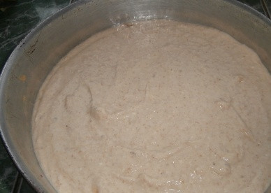 1. Этап. Творожная запеканка с бананом (диетическая): Форму для выпечки диаметром 20-24 см застилаем пергаментом, выкладываем-переливаем в неё творожную смесь.