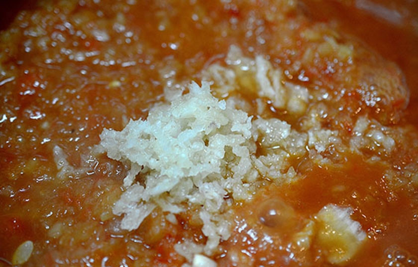 1. Этап. Икра кабачковая (самая несложная): 4. Добавьте нарезанный чеснок, уксус. Варите ещё 40 минут.