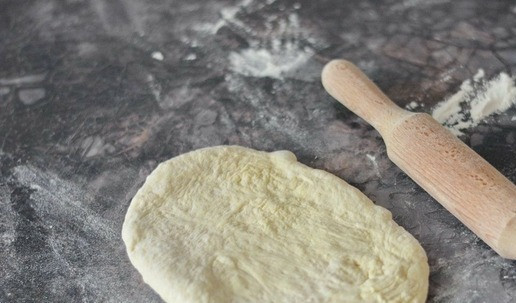 1. Этап. Сдобный калач на сливках: Вы можете испечь один большой калач или разделить тесто и сделать два маленьких калача. Я разделила тесто на две части, в итоге получилось два калача диаметром около 25-30 см каждый. Раскатайте каждый кусок теста в пласт размером примерно 25*35 см и толщиной около 1 см. Размеры примерные, замерять линейкой не обязательно.