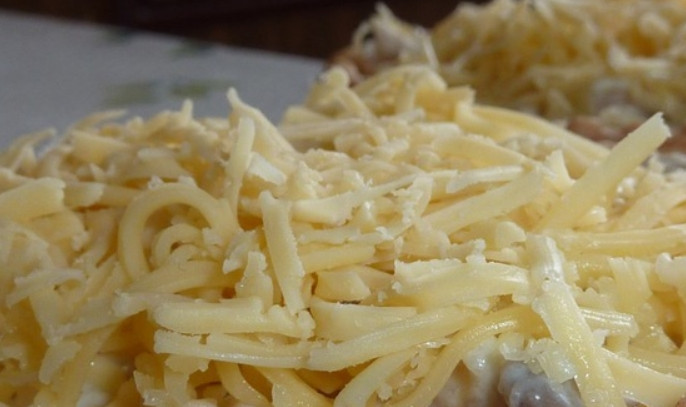 1. Этап. Жульен в тарталетках с грибами и сыром: Разложите жульен по тарталеткам. Сверху присыпьте тертым сыром. Запекайте в духовке 15-20 минут, температура 200 градусов.