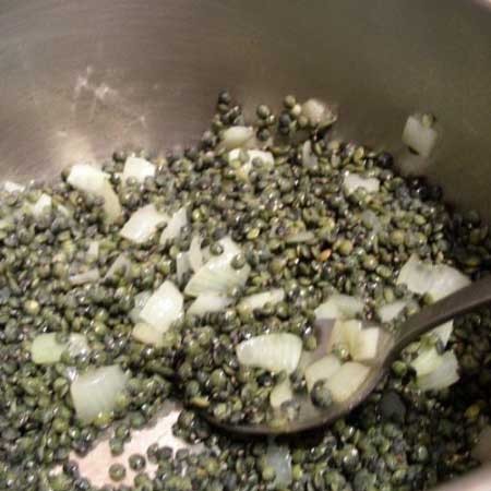 1. Stage. Green Lentil Cream Soup: Then add the washed lentils, aromatic spices, sauté for a couple of minutes and fill with broth or water. Cook over medium heat until the lentils are ready for about 40 minutes.