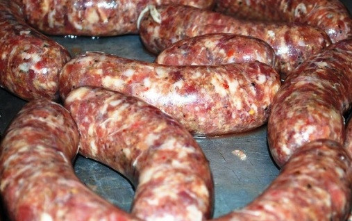 1. Этап. Колбаски-гриль для дружной компании: Используя специальную насадку, набиваем кишки фаршем и формируем небольшие колбаски. Очень плотно не набиваем, а пузырьки воздуха пробиваем иголкой или зубочисткой.