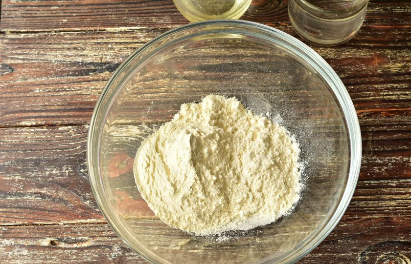 1. Этап. Ванильные сушки: В миске смешайте соль, соду, ванилин, сахар, муку.