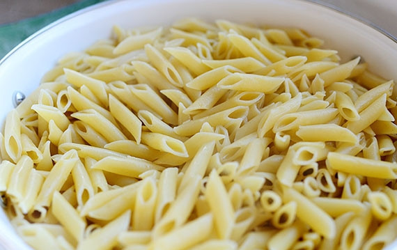 1. Этап. Запеканка с пастой, фаршем и сыром: Макароны отвариваем аль денте.