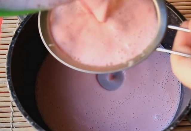 1. Этап. Кисель из овсянки: Взбейте все погружным блендером и процедите через ситечко.