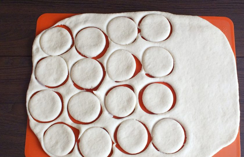 1. Этап. Пирог Хризантема с яблоками: Тесто раскатайте в пласт толщиной 0,3 см. Вырежьте с помощью стакана круги.