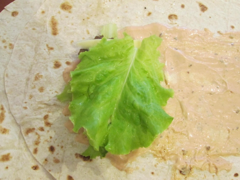 1. Этап. Лаваш в дорогу: 5. Салатные листы мою, кладу на огурец.