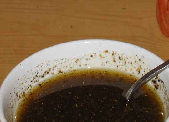 1. Этап. Мясо по-шотландски: Смешиваем в глубокой посуде оливковое масло, лимонный сок, специи для мяса, молотый перец, соль.