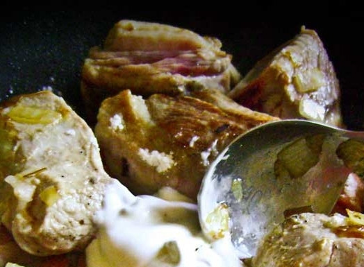 1. Этап. Свинина, тушенная со щавелем: 4. Затем добавляем свиные ребрышки и обжариваем до румяного цвета. Добавляем сметану.