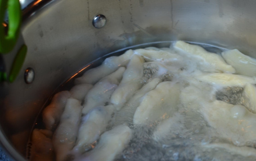 1. Этап. Вареники с ягодами: Однако чем свежей вареники, тем они вкусней, поэтому я предпочитаю их варить сразу. Для этого на печку ставим воду, доводим ее до кипения, затем опускаем в нее вареники и варим около 7 минут, пока они не всплывут. Не забывайте иногда их перемешивать.