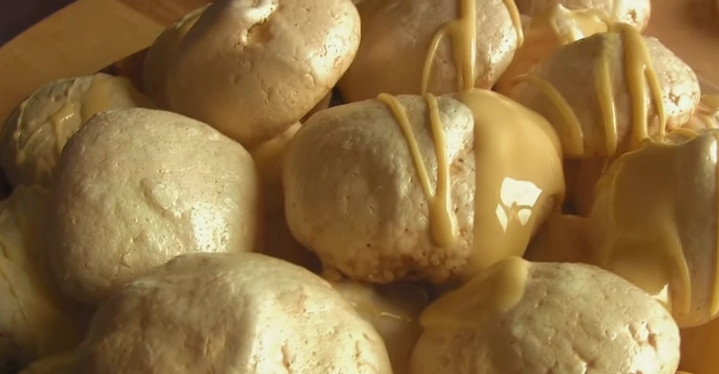 1. Этап. Торт-безе со сгущенкой: 4. Выкладывайте безе слоями, чтобы в итоге образовался конус. Каждый слой поливайте сгущенным молоком.