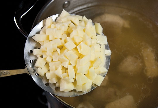 1. Этап. Кислые щи из утки: 3. Картофель нарезаем мелкими кубиками и отправляем вариться.