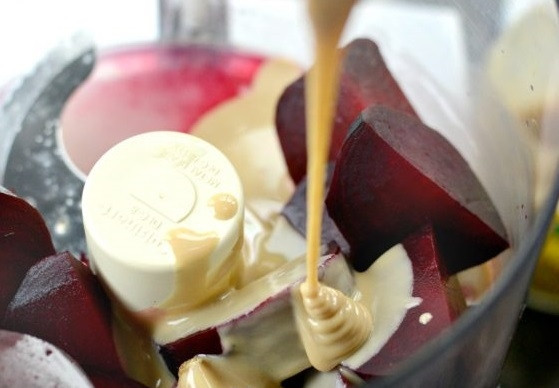 1. Этап. Свекольный хумус: 4. Добавьте сок лимона, тахини и немного растительного масла.