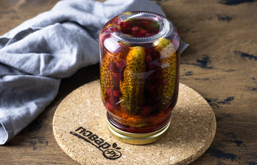 1. Этап. Огурцы с медом и клюквой: Перелейте горячий маринад обратно в банку. Герметично закройте банку и переверните вверх дном. Укутайте в кухонное полотенце и оставьте так до полного остывания.