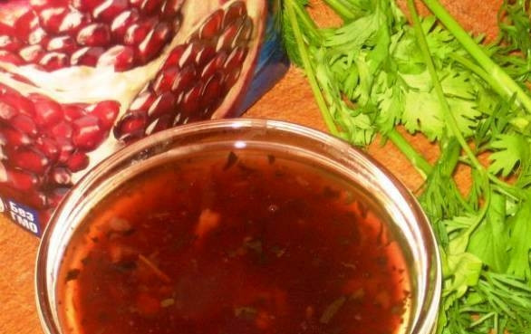 1. Этап. Гранатовый соус для шашлыка: Готовьте соус до нужной вам густоты. Потом дайте немного остыть и добавьте промытую, мелко нарубленную кинзу. Перемешайте и пробуйте.