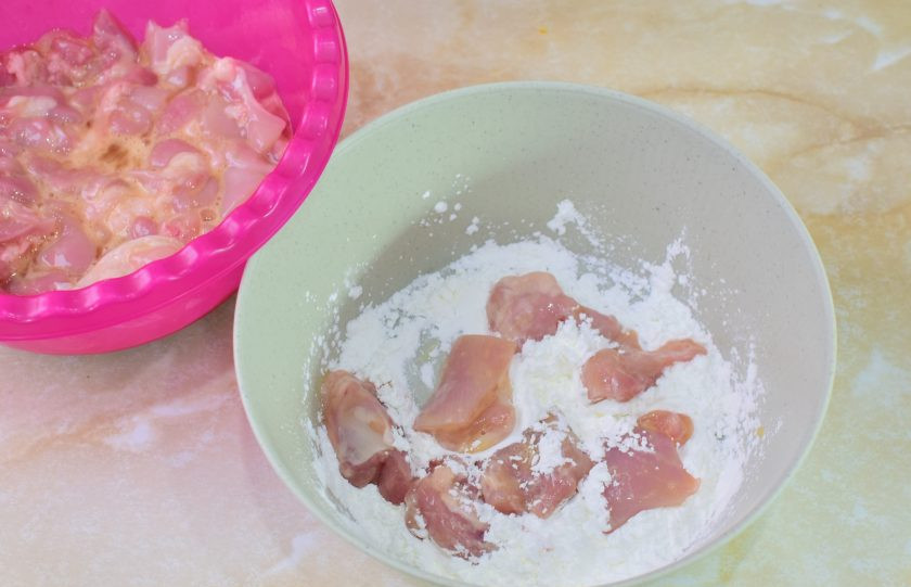 1. Этап. Оранжевый цыпленок: Затем обваливайте каждый кусочек куриного мяса в крахмале.