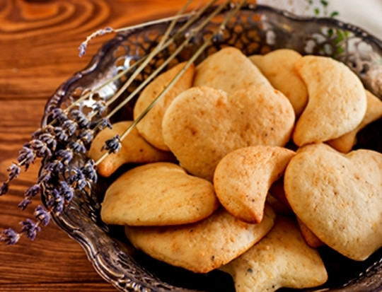 1. Этап. Домашнее печенье на сметане: Запекайте печенье в разогретой до 180 градусов духовке в течение 13 минут. При подаче можете посыпать выпечку сахарной пудрой.