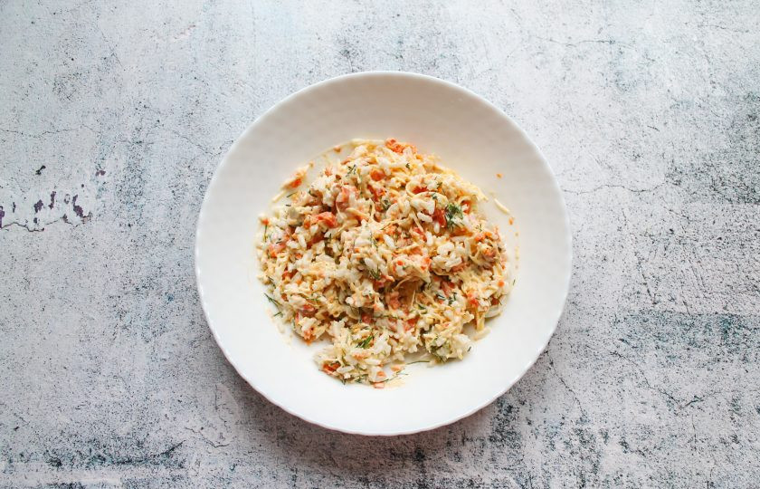 1. Этап. Фаршированные свиные калтыки: Добавьте к рису майонез, специи, посолите и перемешайте.