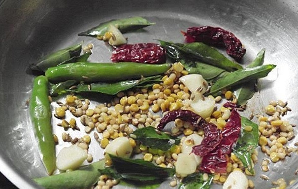 1. Этап. Закуска со свеклой: Затем добавьте в сковороду кумин. Обжарьте ингредиенты до появления приятного запаха.