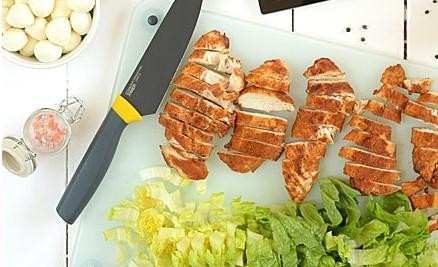 1. Этап. Капрезе с курицей и авокадо: В это же время курицу толщиной в 2 см. обваляйте в приправе. Запекайте её в духовке при 200 градусах в течение 10 минут. Затем нарежьте её кусочками. Нашинкуйте промытый салат.